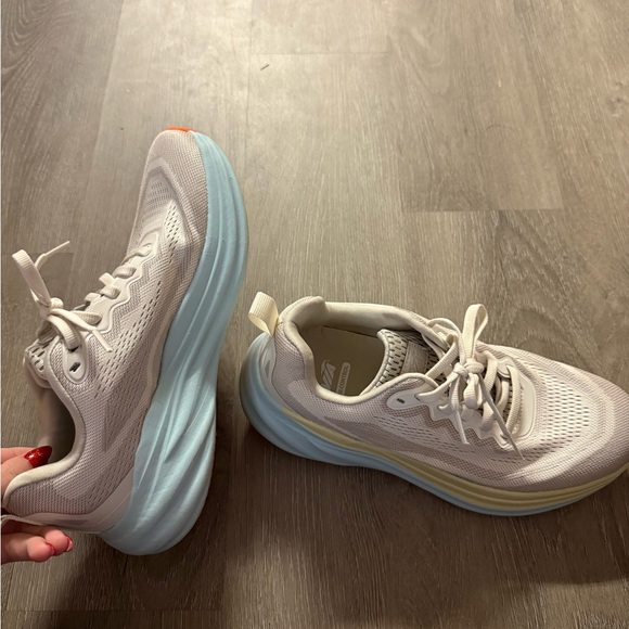 Shoes - Tennis shoes